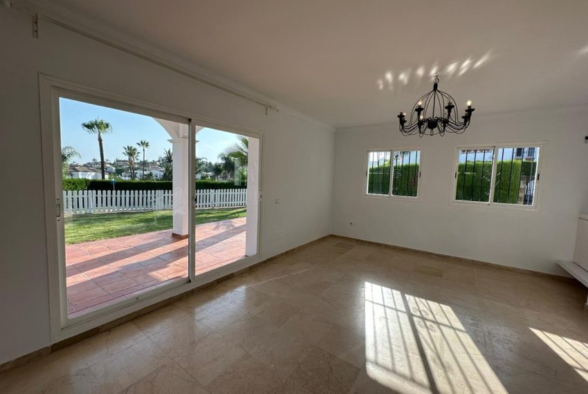 R4849504-Villa-For-Sale-Nueva-Andalucia-Detached-5-Beds-450-Built-5