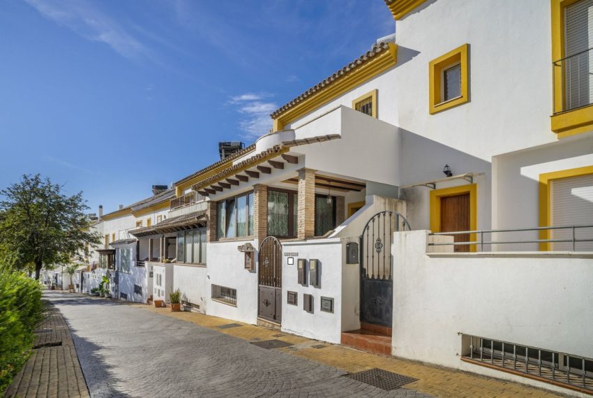 R4851301-Villa-For-Sale-Estepona-Semi-Detached-4-Beds-261-Built