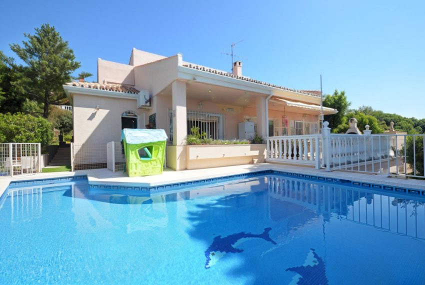 R4905523-Villa-For-Sale-Estepona-Detached-4-Beds-250-Built-1