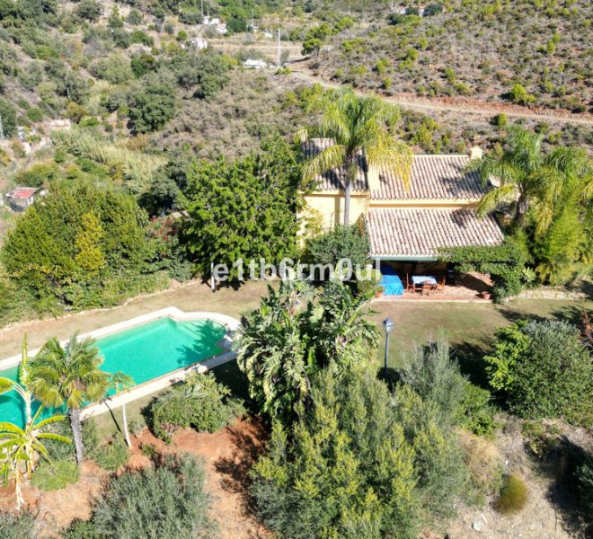 R4913407-Image 1-Finca - 4 Beds - 375 Built