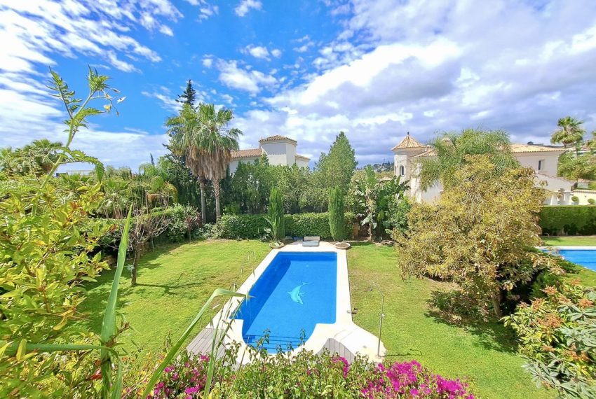 R4922950-Villa-For-Sale-Nueva-Andalucia-Detached-4-Beds-470-Built-1