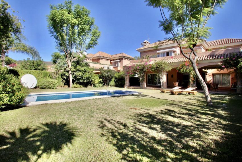 R4922950-Villa-For-Sale-Nueva-Andalucia-Detached-4-Beds-470-Built