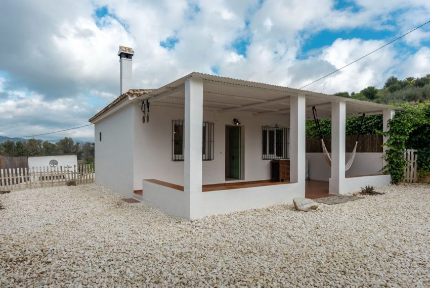 R4926178-Villa-For-Sale-Coin-Detached-2-Beds-95-Built