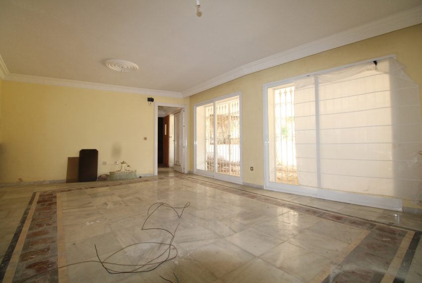 R3674639-Villa-For-Sale-The-Golden-Mile-Detached-5-Beds-1065-Built-2