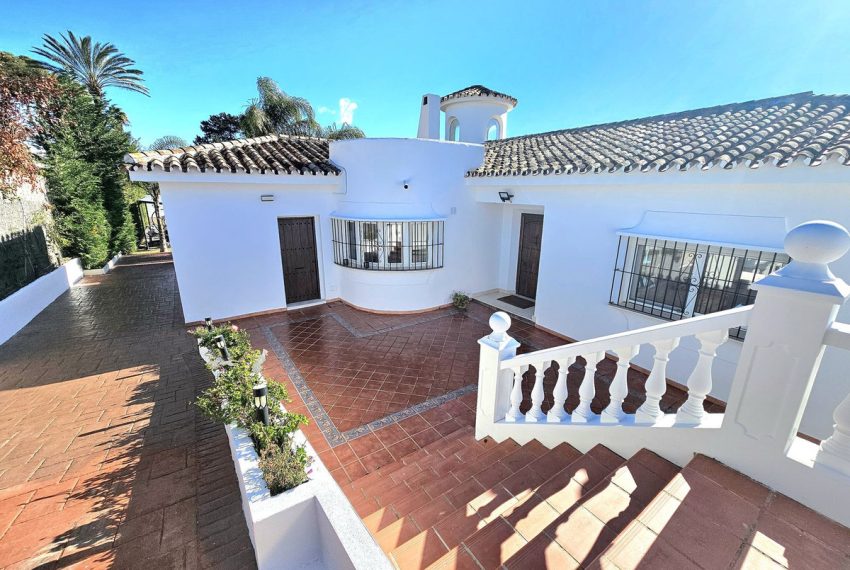 R4402273-Villa-For-Sale-Estepona-Detached-4-Beds-223-Built