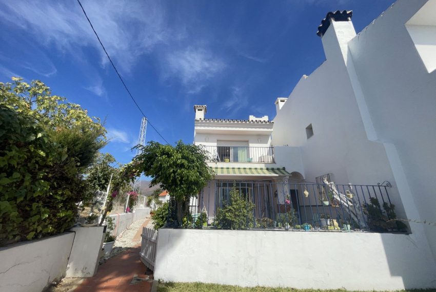 R4438267-Villa-For-Sale-Estepona-Semi-Detached-3-Beds-130-Built