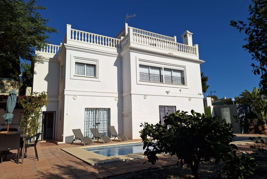 R4648042-Villa-For-Sale-Estepona-Detached-5-Beds-266-Built