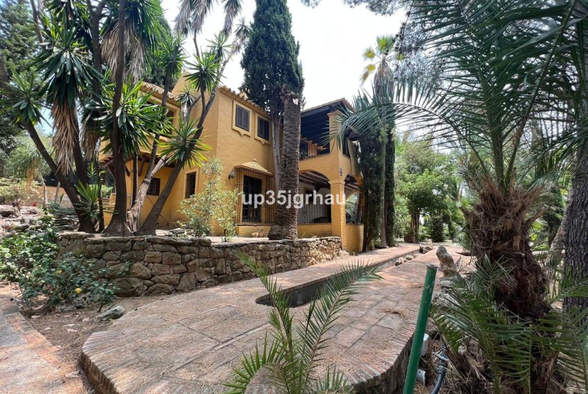 R4831993-Villa-For-Sale-Estepona-Detached-4-Beds-400-Built-15