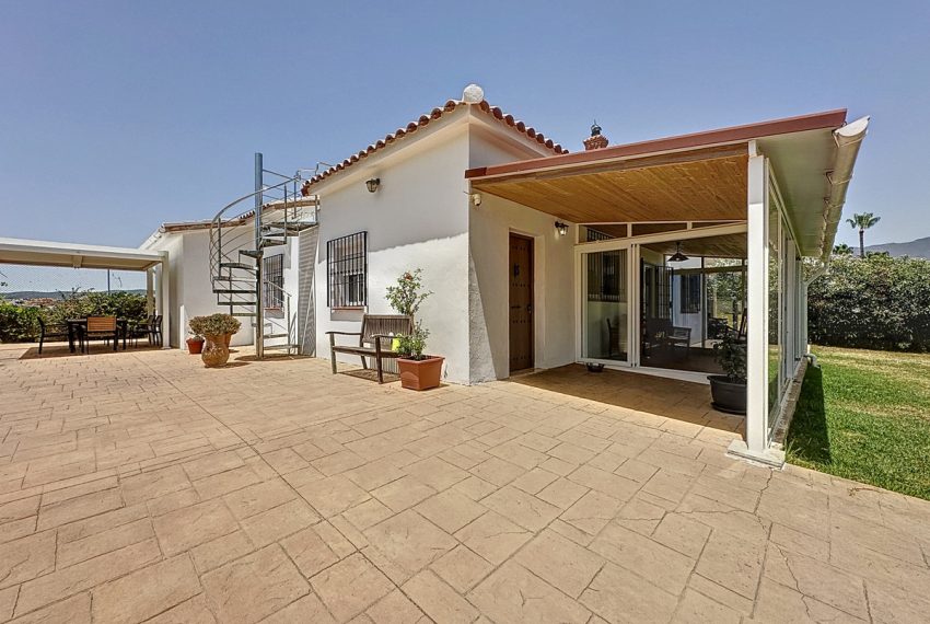 R4838959-Villa-For-Sale-Estepona-Detached-4-Beds-245-Built