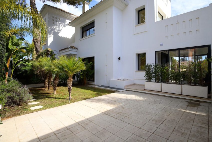 R4848514-Villa-For-Sale-Nueva-Andalucia-Detached-6-Beds-608-Built-2