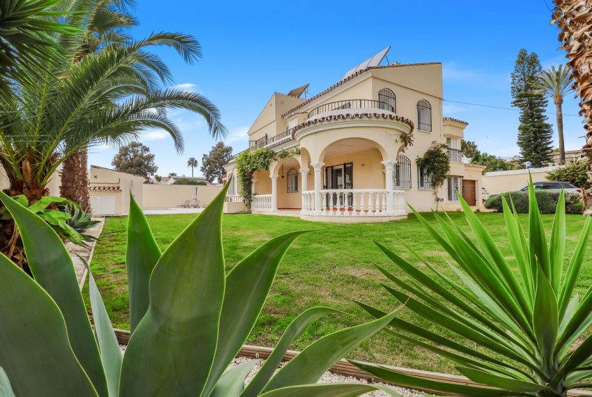 R4873054-Villa-For-Sale-Estepona-Detached-5-Beds-295-Built