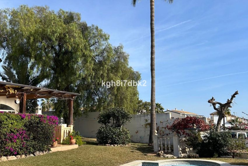 R4914055-Villa-For-Sale-Calahonda-Detached-5-Beds-175-Built-3