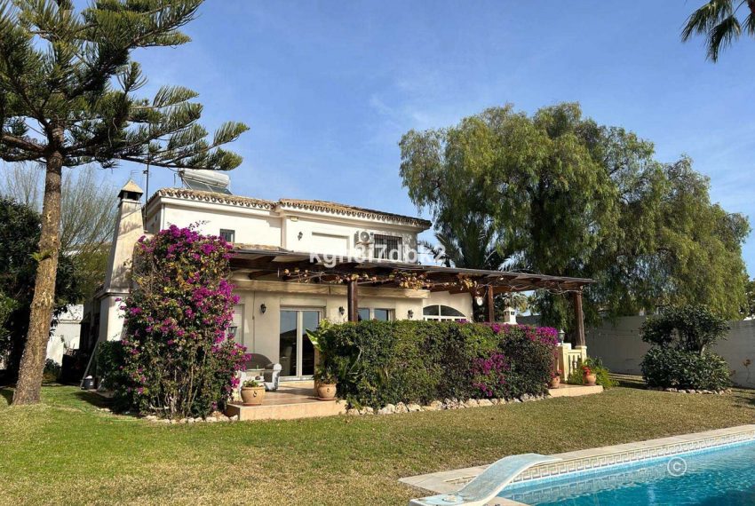 R4914055-Villa-For-Sale-Calahonda-Detached-5-Beds-175-Built