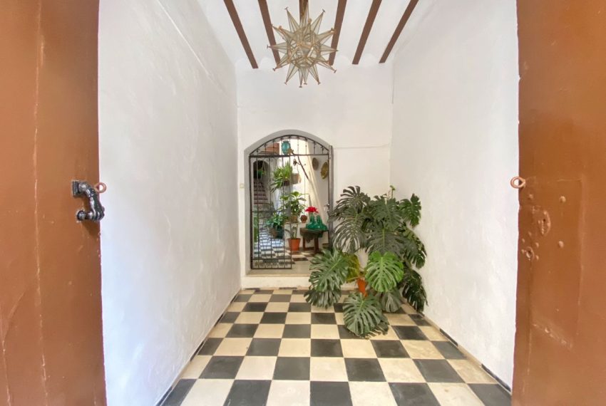 R4927258-Villa-For-Sale-Marbella-Detached-6-Beds-187-Built-1