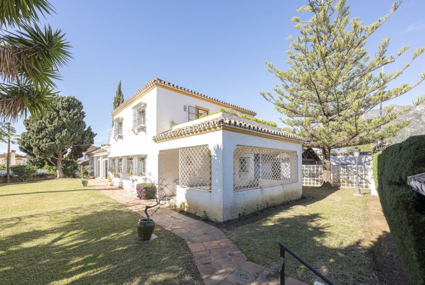 R4955287-Villa-For-Sale-Marbella-Detached-5-Beds-247-Built-1